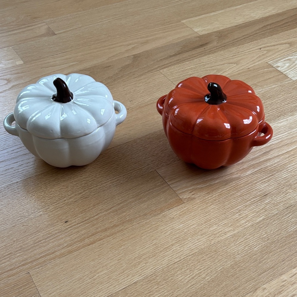 PUMPKIN nwt soup bowls set/2 - with lids, handles - white/orange